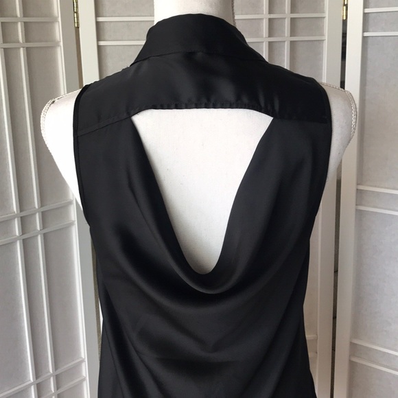 ▪️The Limited▪️Cut Out Back Button Front Tank▪️ - Picture 6 of 8